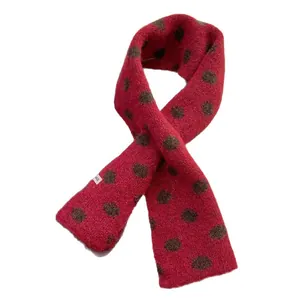 Écharpe en maille rouge à pois marrons avec texture douce en cachemire pour l'hiver