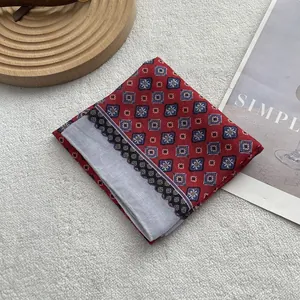 Carré de coton et lin rouge à motifs géométriques et bordures brodées ondulées