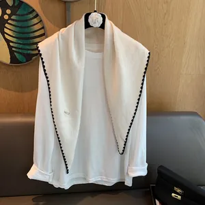 Écharpe triangle élégante 100% laine avec bord festonné noir sur un haut blanc pur