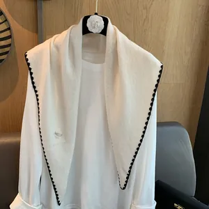 Châle élégant en maille 100% laine blanc cassé avec bordure en dentelle noire
