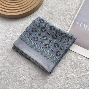 Élégant foulard en coton et lin bleu gris avec jacquard géométrique et motif floral