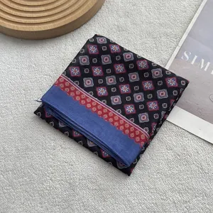 Vue détaillée du motif floral vintage sur le foulard carré en coton et lin