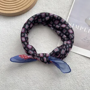 Gros plan du foulard en soie à motif rétro avec extrémités en mousseline bleue texturée