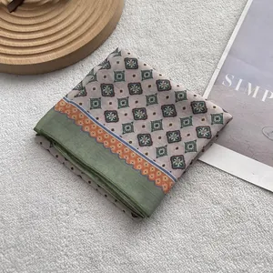 Gros plan détaillé d'un foulard carré en coton et lin au motif géométrique rétro