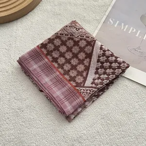 Dettaglio ravvicinato di un foulard quadrato vintage in cotone e lino con fiori patch