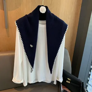 Détail de la texture en laine bleue avec bordure festonnée blanche et style épuré