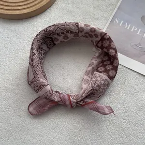 Primo piano di una sciarpa vintage in cotone e lino con motivo paisley su tessuto bianco