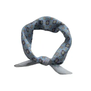 Foulard en soie bleu clair avec motifs géométriques et floraux sur fond blanc