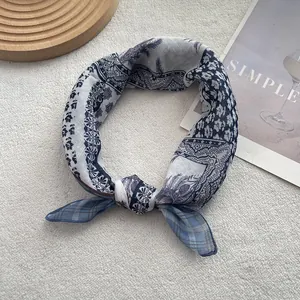 Dettaglio di un piccolo foulard quadrato in cotone e lino vintage con stampe floreali boho