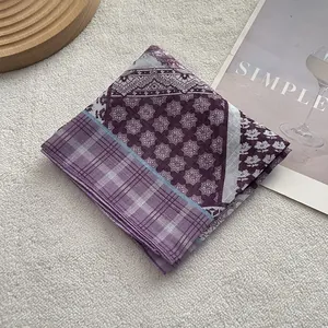 Dettaglio di sciarpa vintage in cotone e lino con motivi floreali e geometrici patchwork
