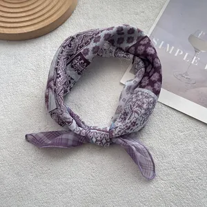 Dettaglio del foulard quadrato in cotone e lino con motivi paisley floreali e orli