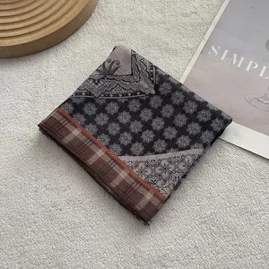 Dettaglio di un foulard retrò in cotone e lino con motivi geometrici e trama fine