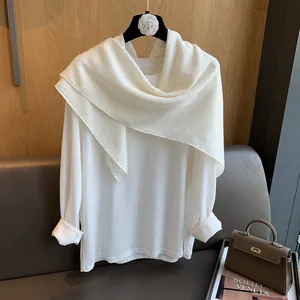 Détail d'une écharpe en lin blanc à strass associée à un t-shirt en coton à manches longues