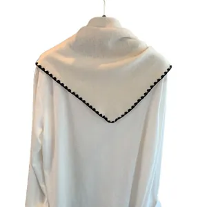 Châle triangulaire 100% laine blanche avec bordure au crochet noire pour la chaleur