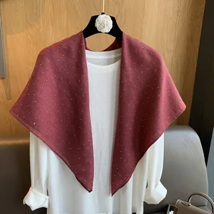 Détails de strass étincelants sur un foulard en lin bordeaux et châle léger