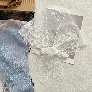 Eleganter weißer Spitzen-Dreiecksschal mit Blumenstickerei für Damen-Styling