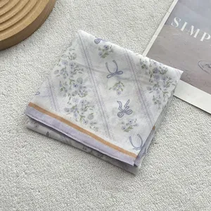 Écharpe carrée élégante avec nœuds bleus et motifs lavande sur tissu en coton blanc