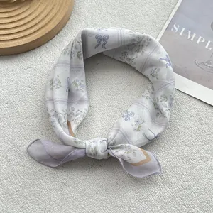 Carré de soie floral avec motifs nœuds violets et finition satinée douce pour femmes