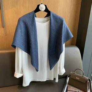 Détail du châle bleu en coton et lin orné d'étoiles en strass brillants sur tissu premium