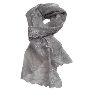 Écharpe en dentelle grise avec broderie florale et perles sur fond blanc
