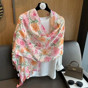 Châle de protection solaire à imprimé floral avec glands roses et fleurs aquarelles