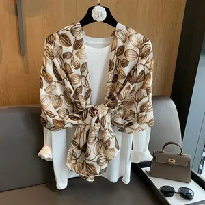 Sciarpa vintage in stile cinese con motivi a foglie dorate su tessuto beige