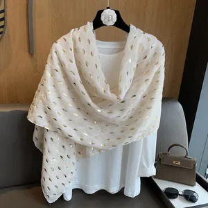 Elegante beige katoenen linnen sjaal met gouden bladmotief voor zonbescherming en reis