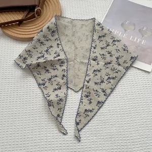 Sciarpa vintage francese in cotone e lino con fiori blu e bordi a volant eleganti