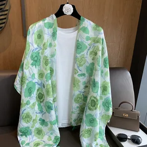 Vue détaillée d'une écharpe florale vert clair légère avec texture de tissu transparent chic