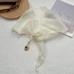 Élégant foulard en soie ivoire avec rayures texturées et pendentif en perles de bois