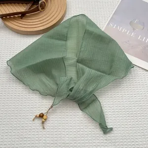 Élégant foulard en soie plissée vert clair avec perles en bois naturel pour femmes