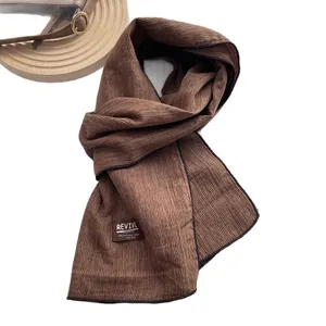 Écharpe châle en coton à motif tigre marron avec une texture plissée élégante