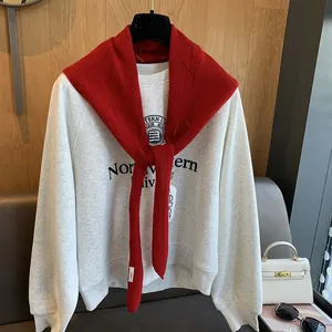 Châle en pure laine d'Australie à losanges noué sur un sweat-shirt gris chiné