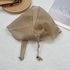 Foulard léger marron clair rayé avec bords ondulés élégants et perles en bois naturel