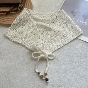 Écharpe triangulaire ajourée en tricot blanc avec lacets à perles de style bohème