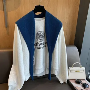 Châle en laine australienne à losanges sur un sweat gris de style universitaire