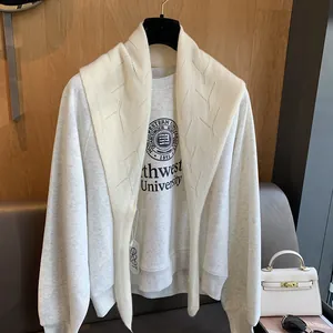 Détail du tissage ajouré d'un châle en laine à losanges sur un sweat-shirt décontracté