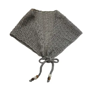 Châle triangulaire gris en maille ajourée avec liens perlés pour un style bohème chic