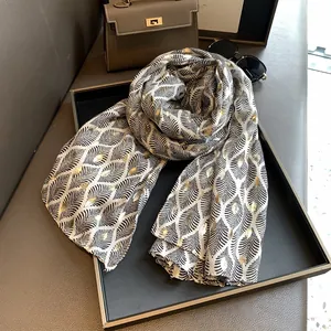 Detail van sjaal met bladpatroon en goudfoliedruk op hoogwaardig katoen-linnen