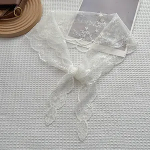 Écharpe élégante en dentelle blanche avec broderie florale et bords ondulés