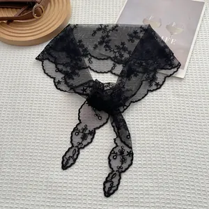 Élégante écharpe en dentelle noire avec broderie florale et maille avec bordures festonnées