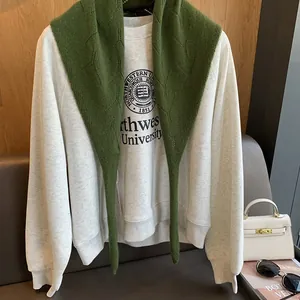 Détail d'un châle en laine d'Australie 100% verte avec un motif de maille losange