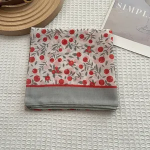 Carré de soie doux en coton mélangé avec motif de baies rouges et bordure grise