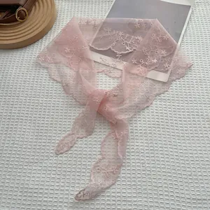 Foulard en dentelle rose avec broderies florales et bords ondulés pour cheveux et cou