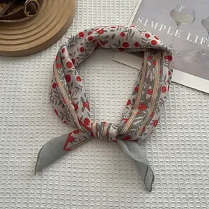 Carré de cou doux en coton mélangé avec imprimé baies rouges et texture nouée