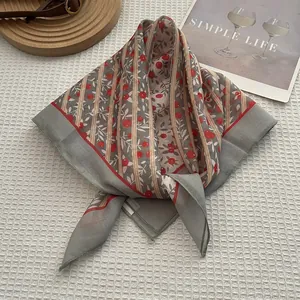 Carré de soie en coton mélangé gris avec motifs cerises et détails rayés