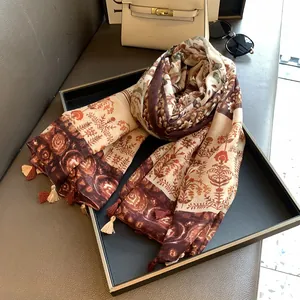 Dettaglio di sciarpa floreale vintage con nappe fatte a mano in caldi toni terra