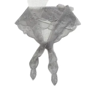 Foulard losange en dentelle grise avec broderies florales délicates et bords festonnés