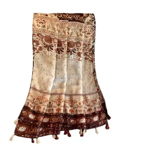 Sciarpa bohémien esotica con stampa floreale e nappe nei toni del beige e marrone