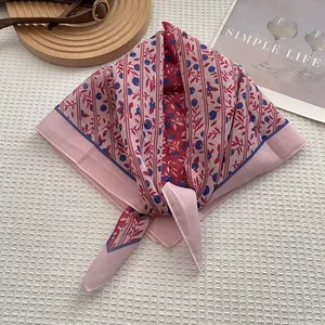 Détail d'un foulard en coton rose avec imprimé baies vintage et bords violets